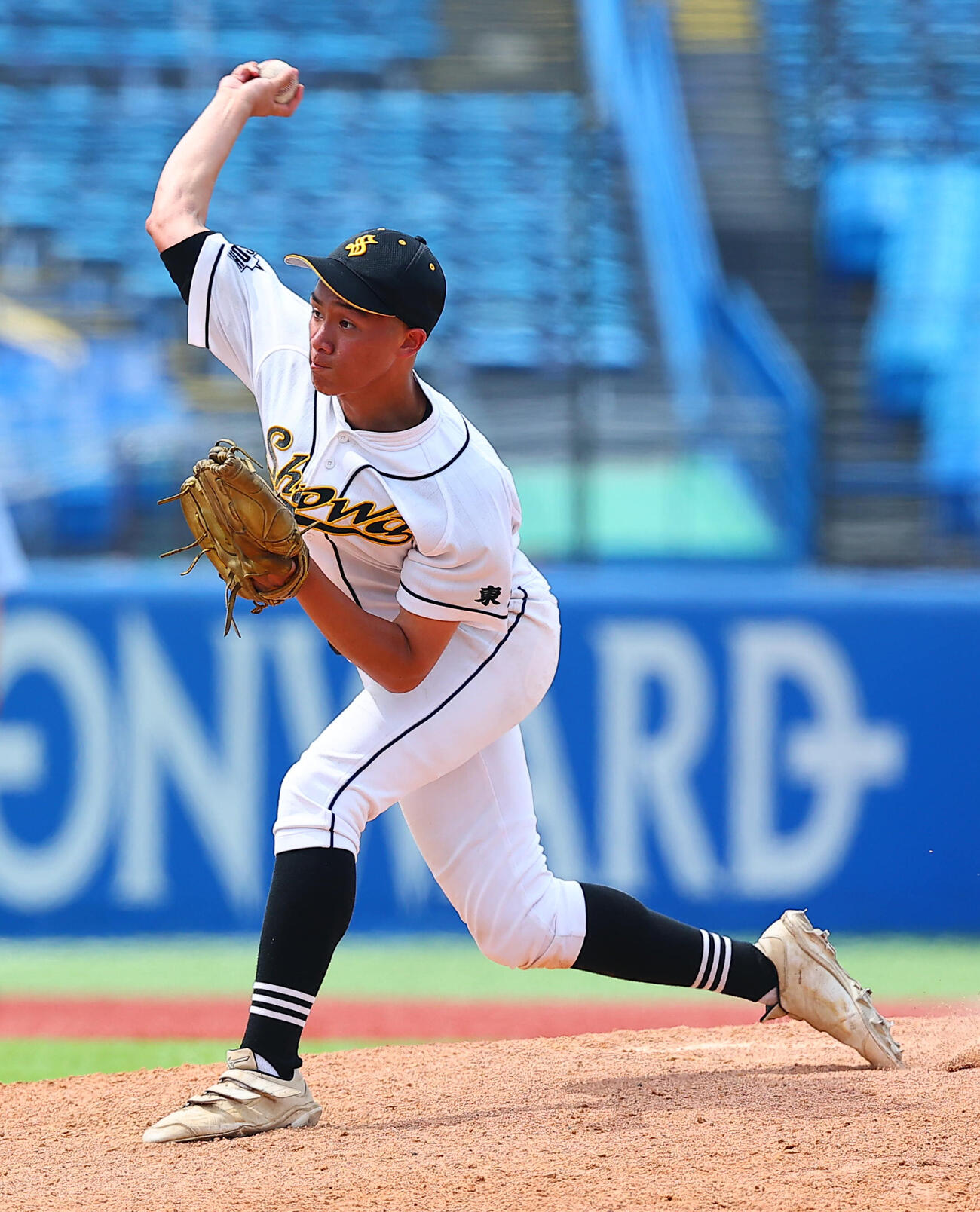 昭和第対王子総合　力投する昭和第一・亀崎由樹（撮影・野上伸悟）