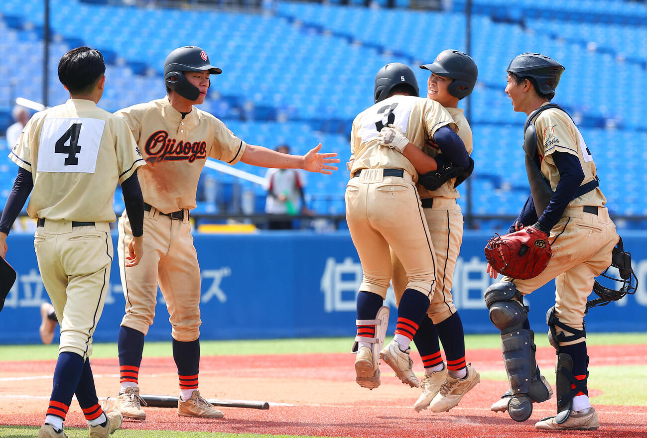 昭和第対王子総合　タイブレークの延長11回、サヨナラ勝ちを喜ぶ王子総合の選手たち（撮影・野上伸悟）