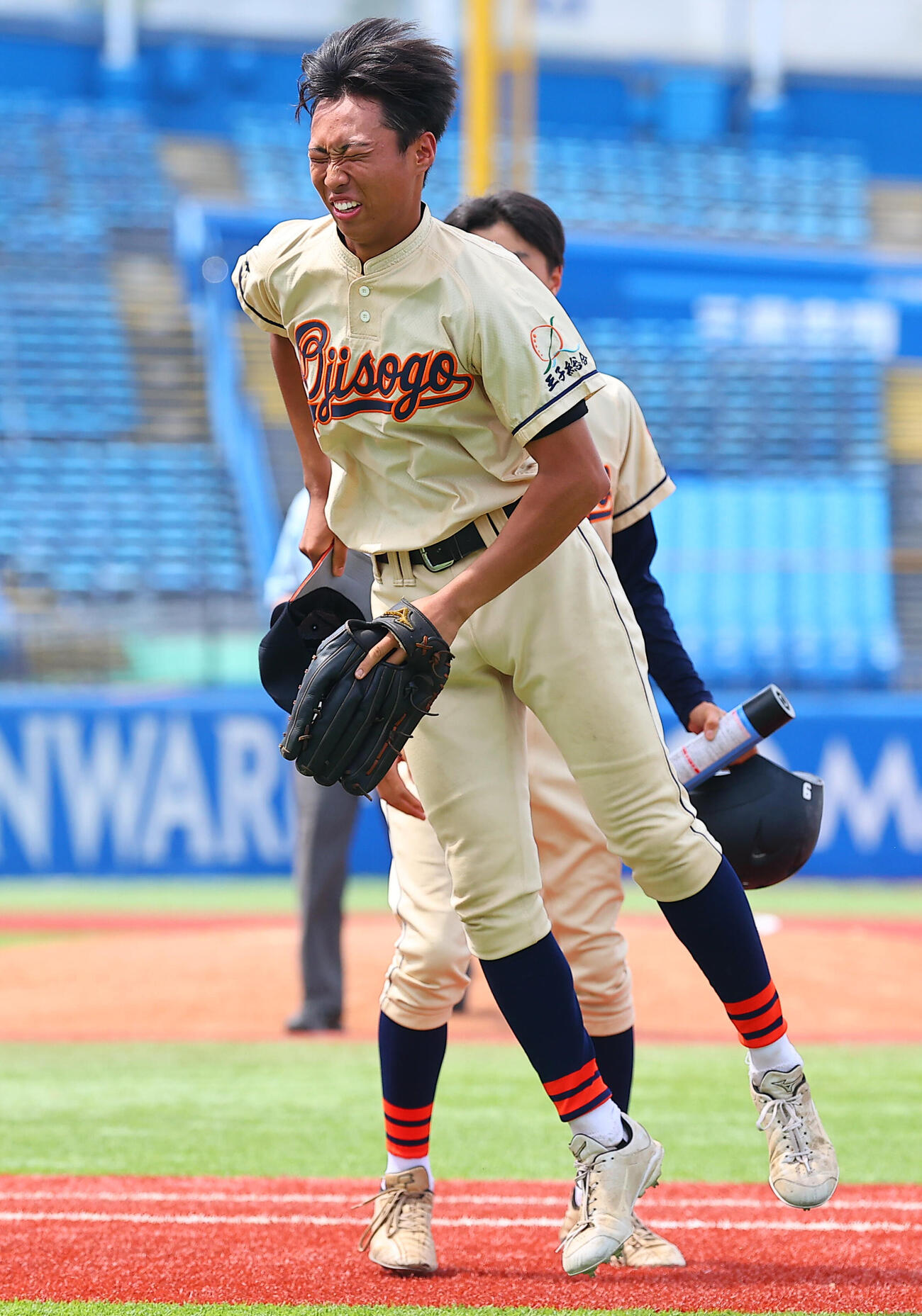 昭和第対王子総合　足をつりながら、全力疾走の気持ちで必死にベンチに戻ろうとする王子総合・森田暖翔（撮影・野上伸悟）