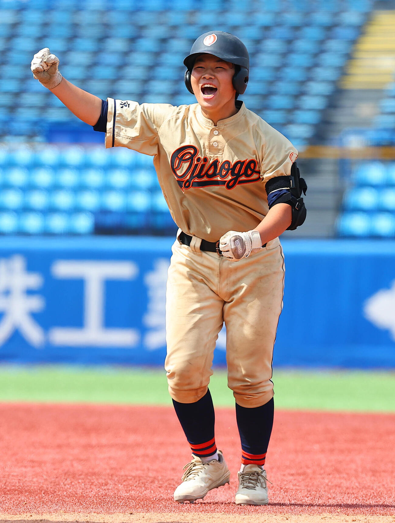 昭和第対王子総合　タイブレークの延長11回、サヨナラ打を放ち喜ぶ王子総合・上村隼翔（撮影・野上伸悟）