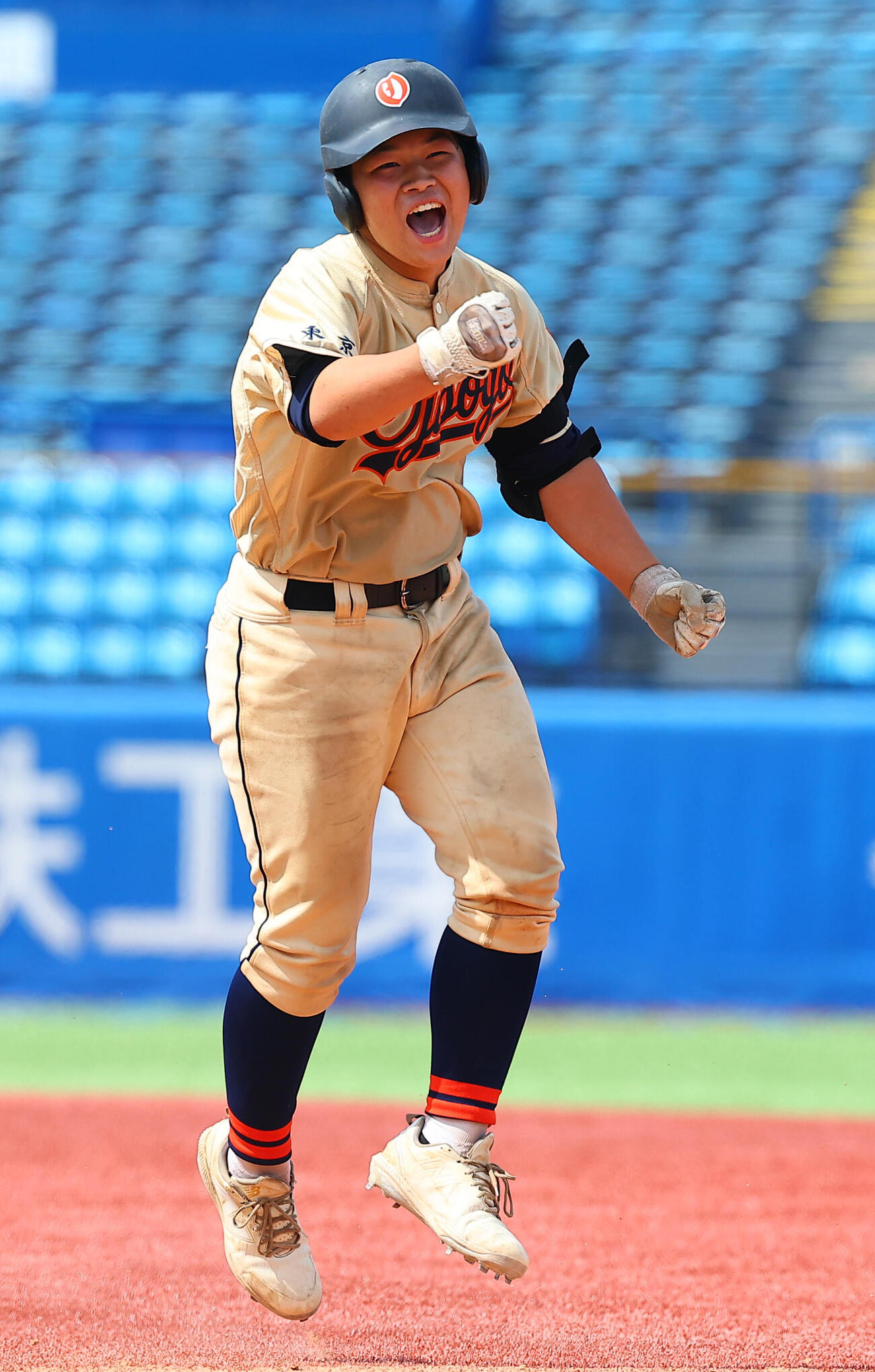 昭和第対王子総合　タイブレークの延長11回、サヨナラ打を放ち喜ぶ王子総合・上村隼翔（撮影・野上伸悟）