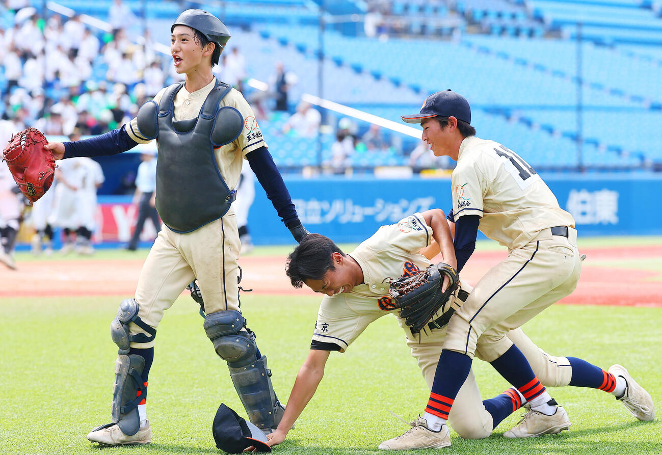 昭和第対王子総合　足をつりながら、必死にベンチに戻ろうとする王子総合・森田暖翔（撮影・野上伸悟）