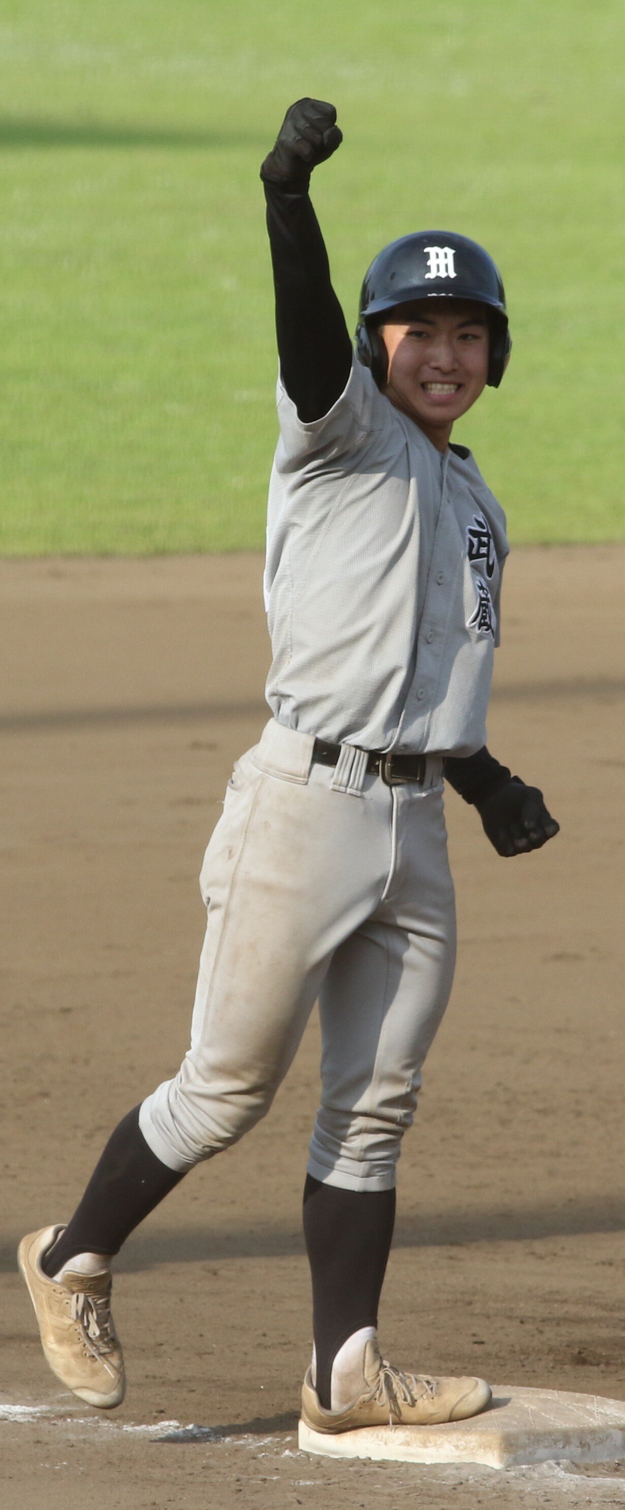 勝ち越しとなる適時三塁打を放ち、塁上でガッツポーズする武蔵・天野颯大（撮影・田島優大）