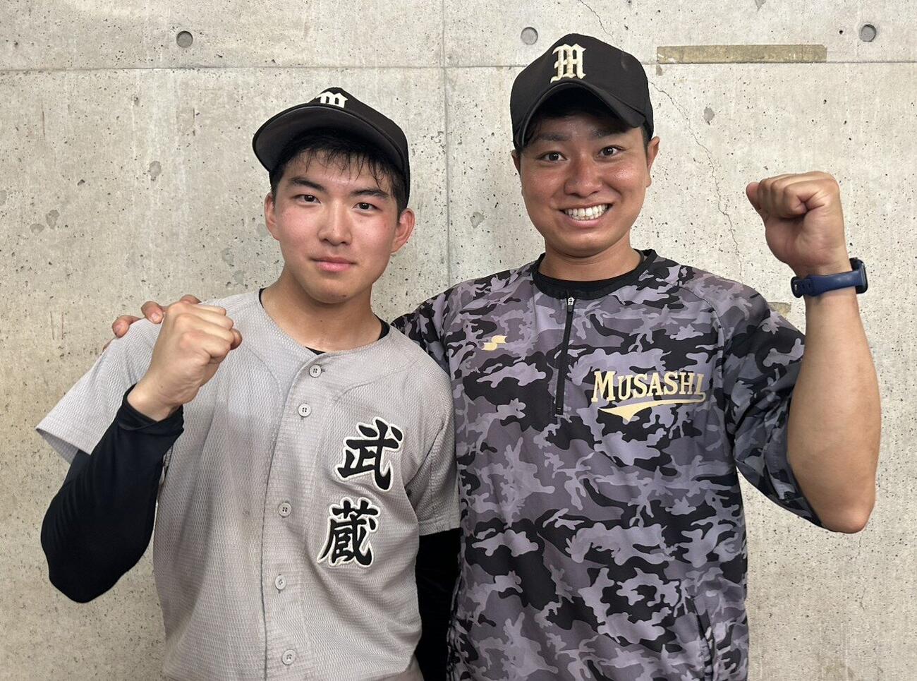 笑顔でガッツポーズする武蔵・天野颯大（左）と金子航平監督（撮影・田島優大）