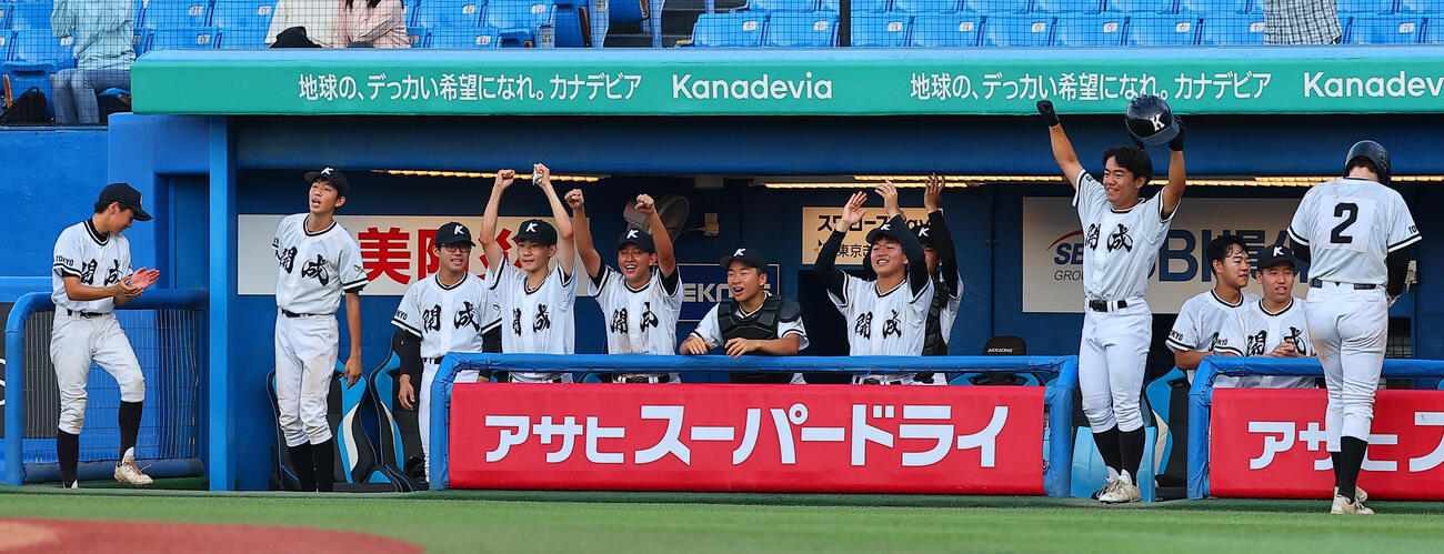 日比谷対開成　盛り上がる開成ベンチ（撮影・野上伸悟）