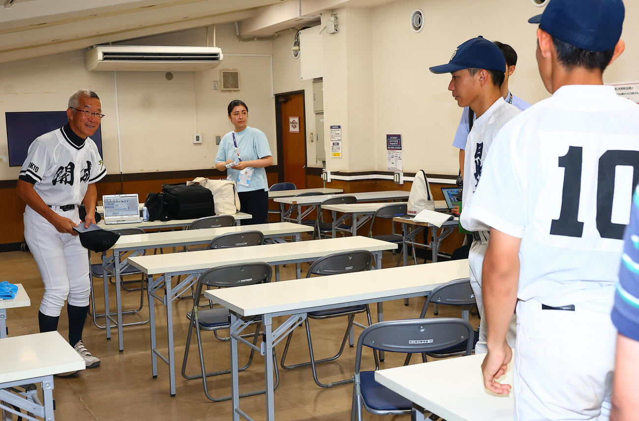 日比谷対開成　試合後に日比谷の選手とあいさつを交わす開成・青木秀憲監督（左）（撮影・野上伸悟）