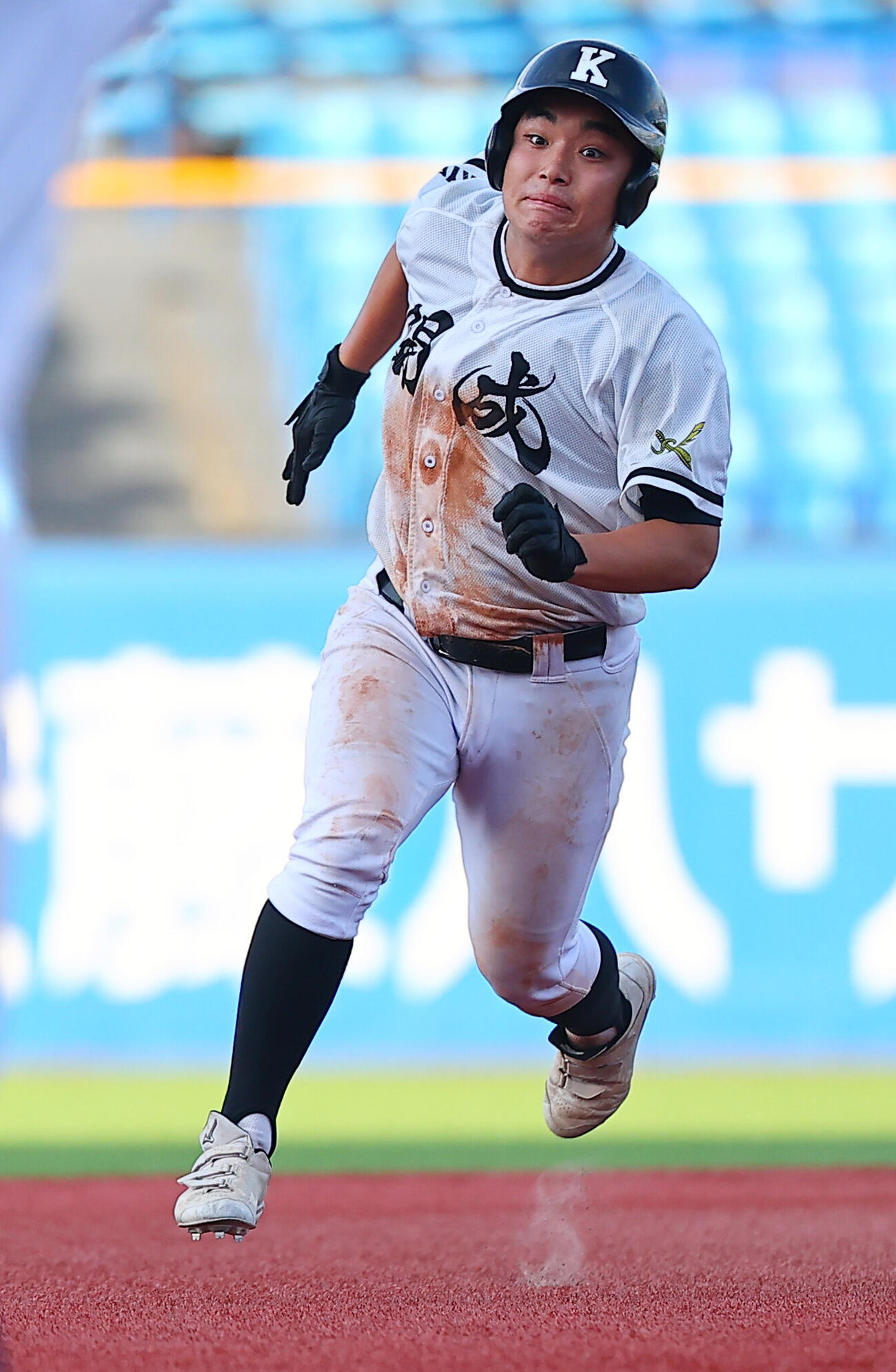 日比谷対開成　9回裏開成無死一塁、適時三塁打を放つ林昭（撮影・野上伸悟）
