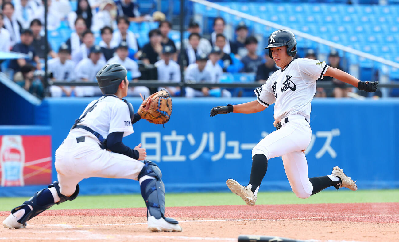 日比谷対開成　5回裏開成無死二、三塁、三塁の野選で先制の生還を果たす中村優甫（撮影・野上伸悟）