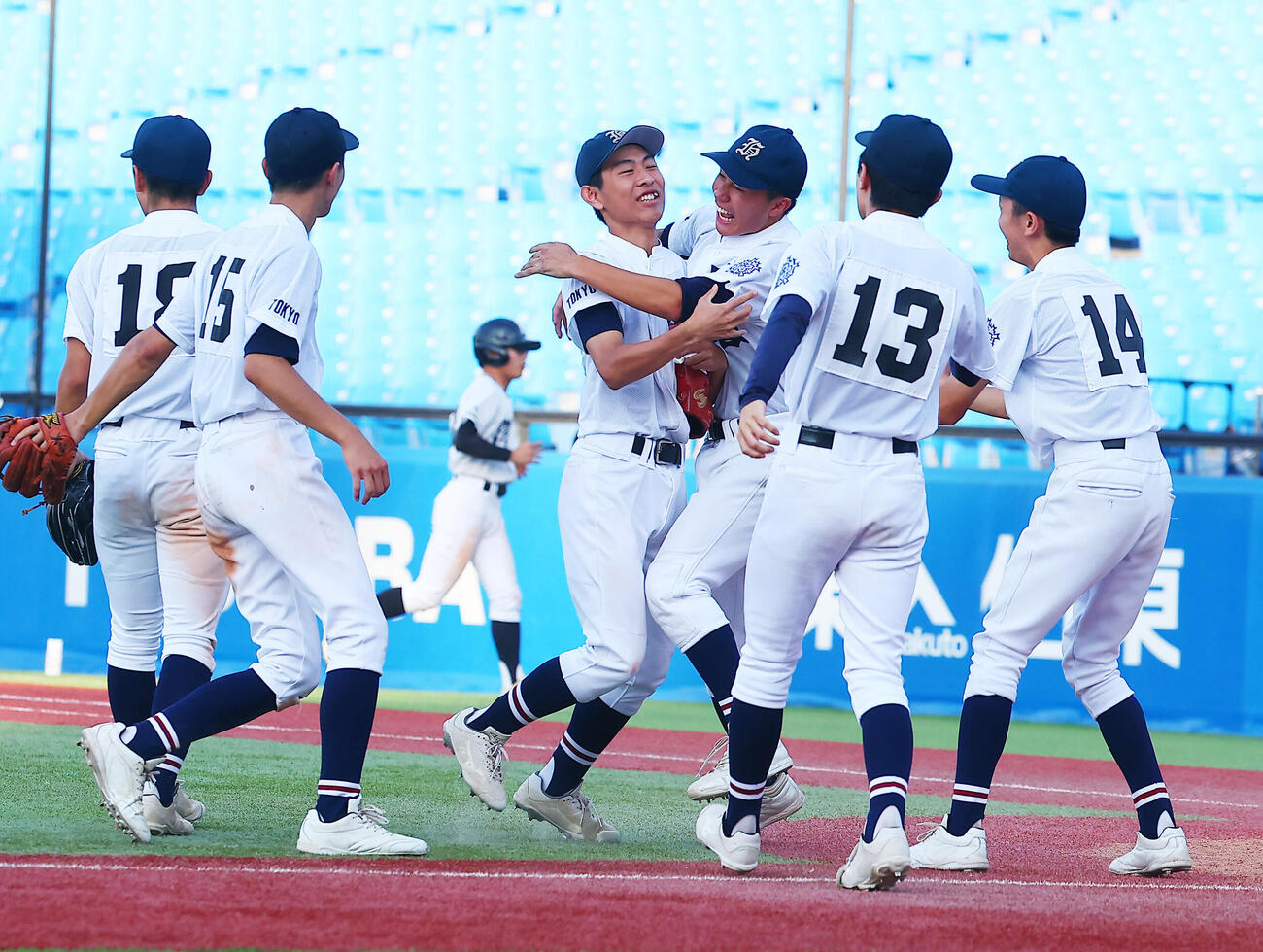 日比谷対開成　勝利し喜ぶ日比谷の選手たち（撮影・野上伸悟）