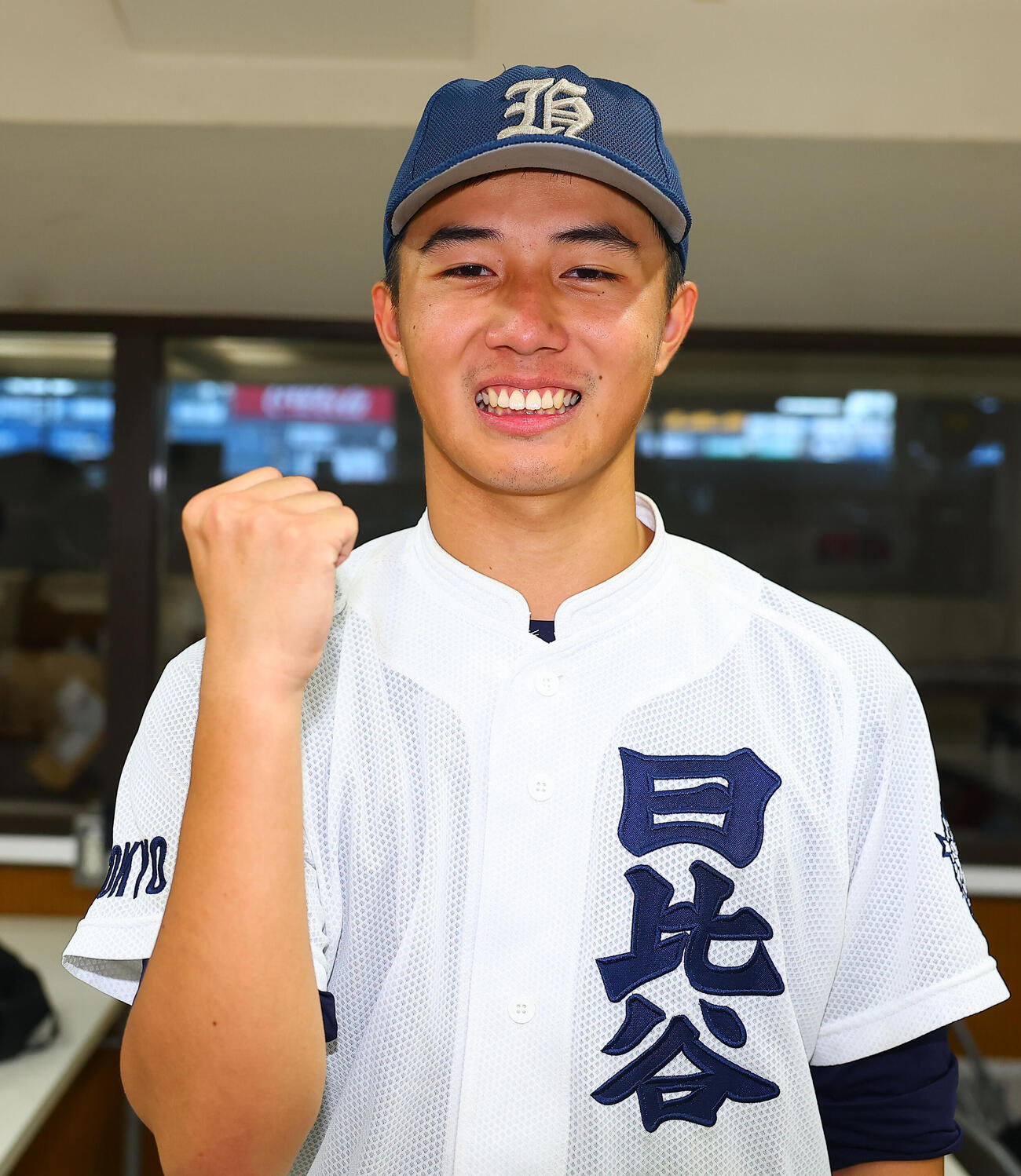 日比谷対開成　勝利し笑顔でガッツポーズの日比谷・松井佑樹（撮影・野上伸悟）