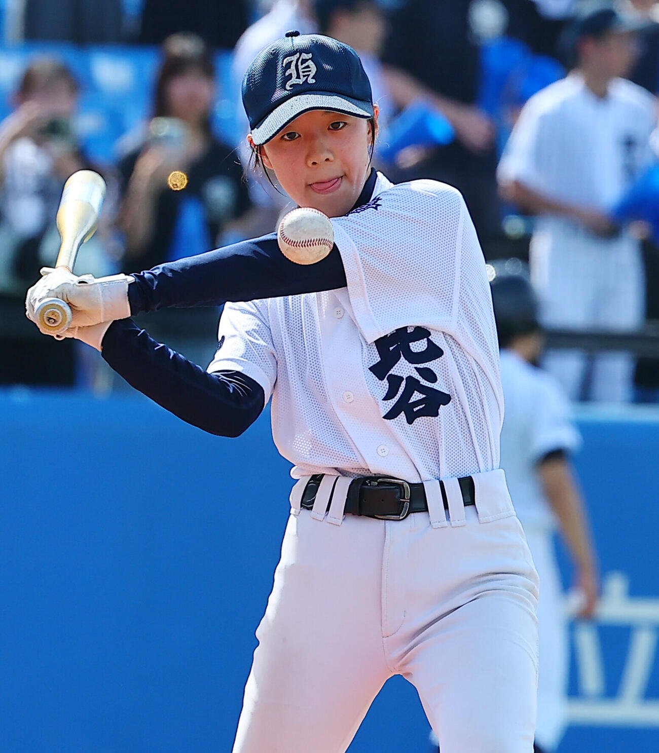 日比谷対開成　試合前にシートノックのノッカーを務める日比谷・野上杏助監督（撮影・野上伸悟）