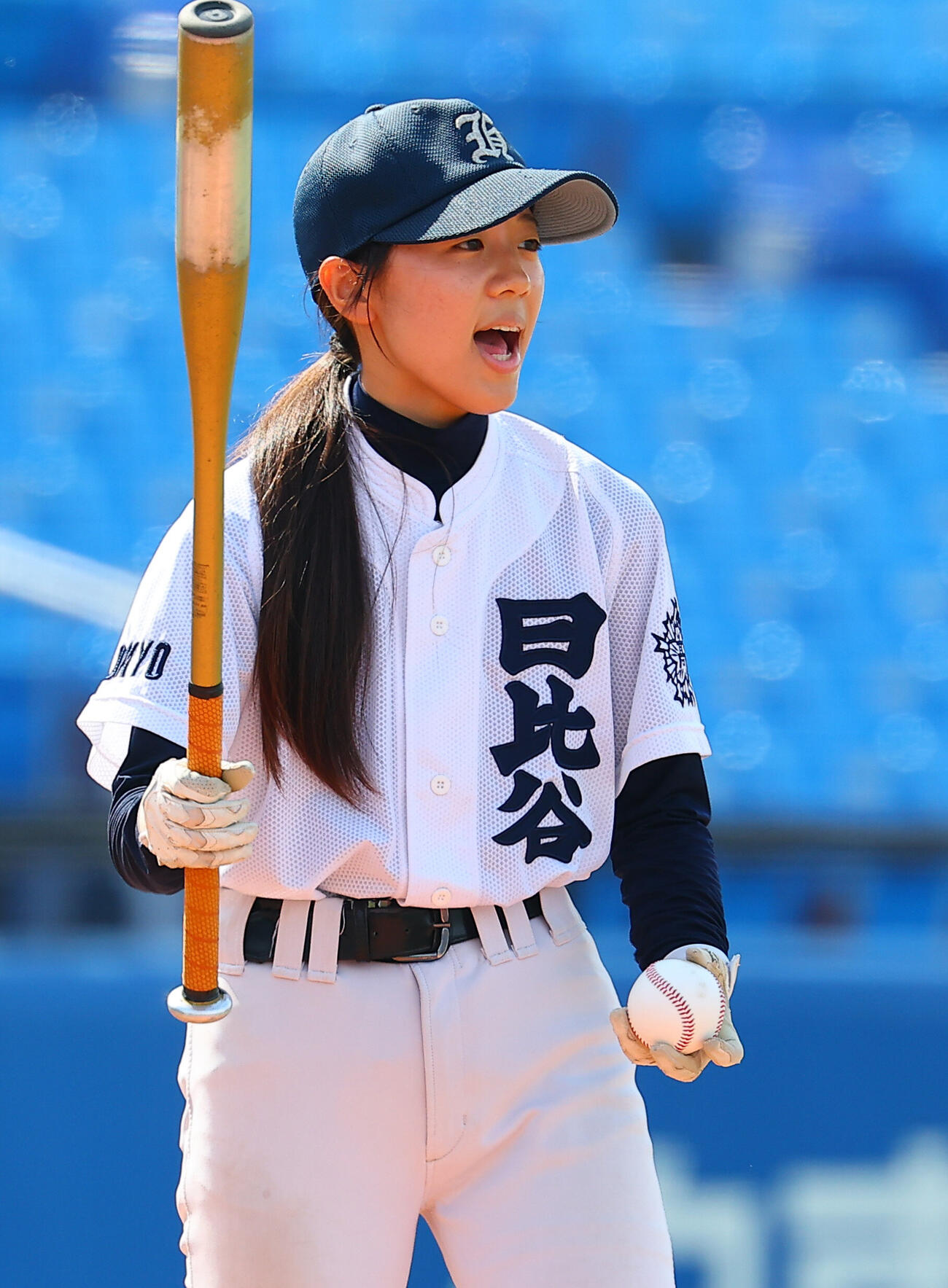日比谷対開成　試合前にシートノックのノッカーを務める日比谷・野上杏助監督（撮影・野上伸悟）
