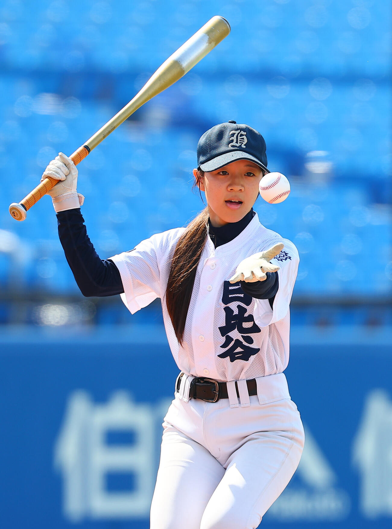 日比谷対開成　シートノックのノッカーを務める日比谷・野上杏助監督（撮影・野上伸悟）