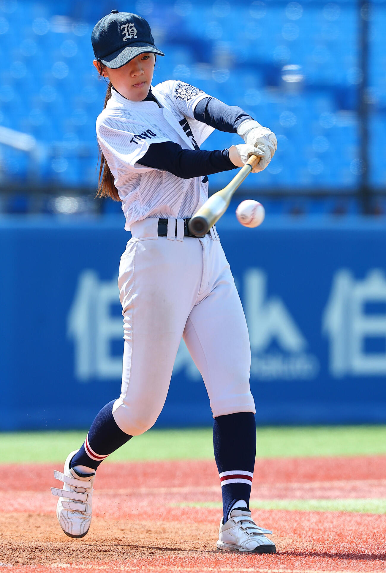 日比谷対開成　試合前にシートノックのノッカーを務める日比谷・野上杏助監督（撮影・野上伸悟）