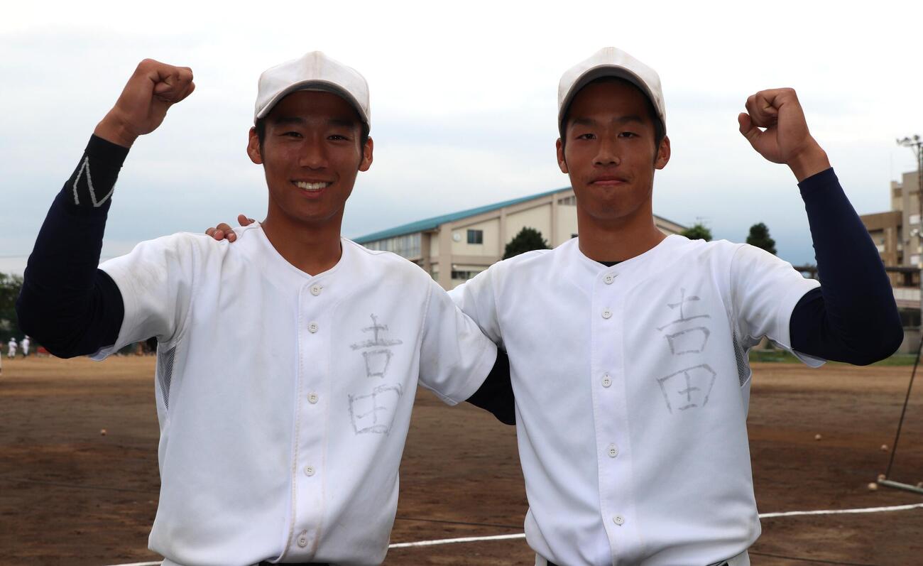 6月、肩を組みガッツポーズする松山・吉田翔棋（左）と吉田兼梧