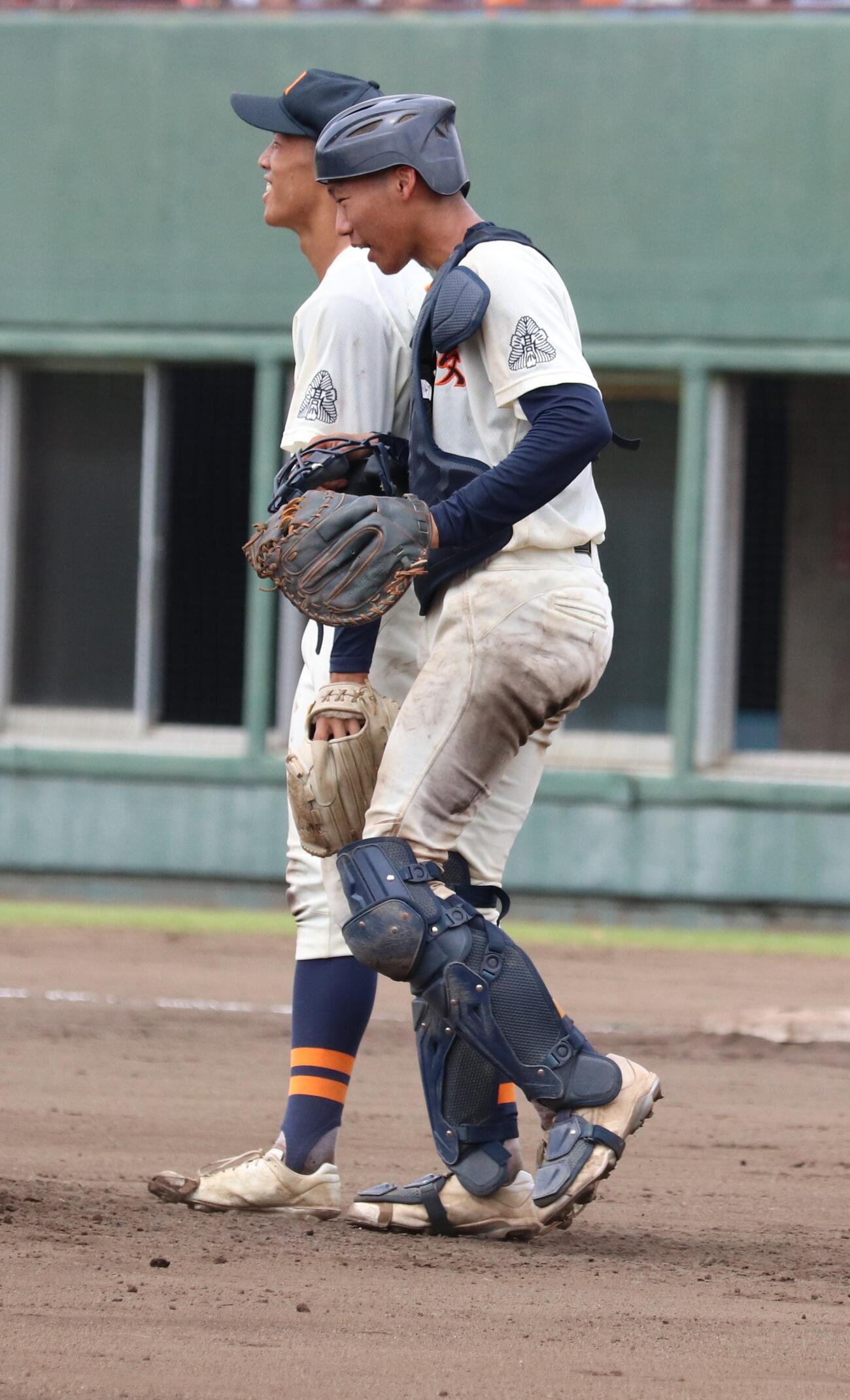 大宮戦で言葉を交わす松山・吉田兼梧（左）、吉田翔梧のバッテリー（撮影・会田京叶）
