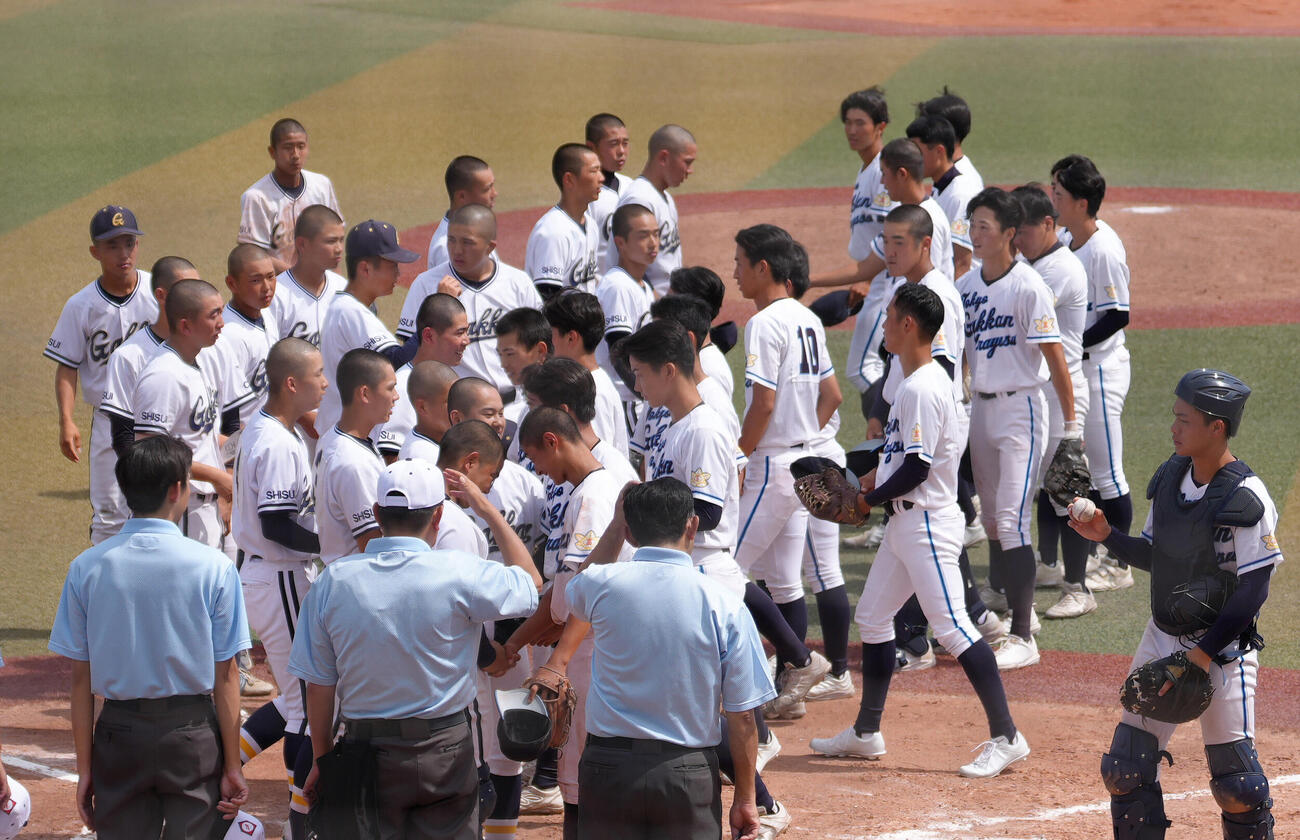 東京学館対東京学館浦安　試合後、健闘をたたえ合う東京学館（左）と東京学館浦安の選手たち（撮影・足立雅史）