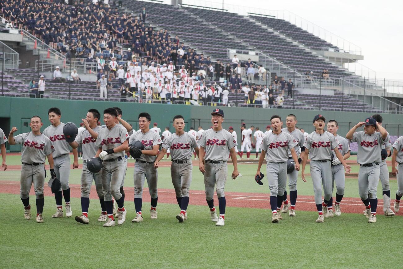 水沢商対水沢工　勝利後、笑顔をみせる水沢工ナイン（撮影・高橋香奈）