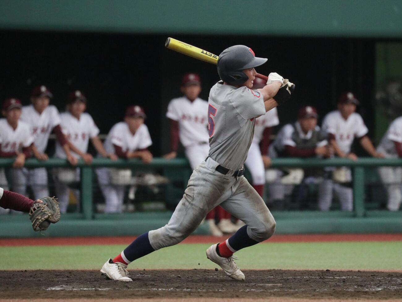 水沢商対水沢工　延長10回タイブレーク、2死満塁でサヨナラの中前打を放つ水沢工・千葉優雅内野手（撮影・高橋香奈）