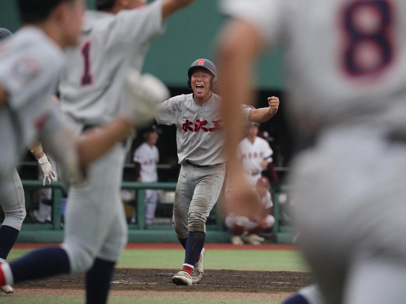 水沢商対水沢工　本塁生還したサヨナラ走者の水沢工・及川拓馬捕手（奥中央）（撮影・高橋香奈）