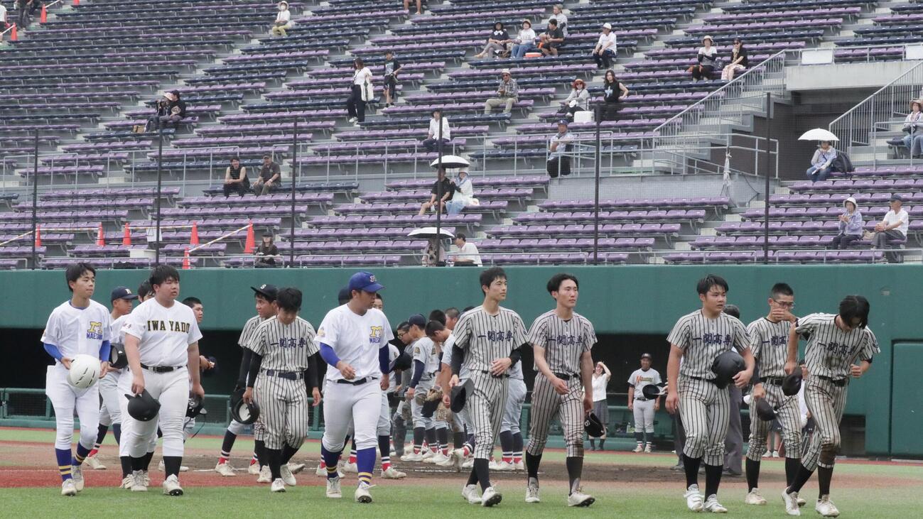 花巻農対一関高専・前沢・岩谷堂連合　善戦も悔しさをにじませる一関高専・前沢・岩谷堂連合ナイン（撮影・高橋香奈）