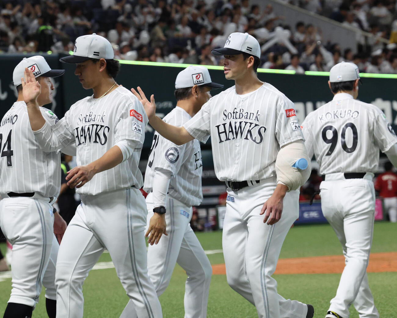 ソフトバンク対楽天　勝利投手となったソフトバンク大関友久はナインとハイタッチをかわす（撮影・梅根麻紀）