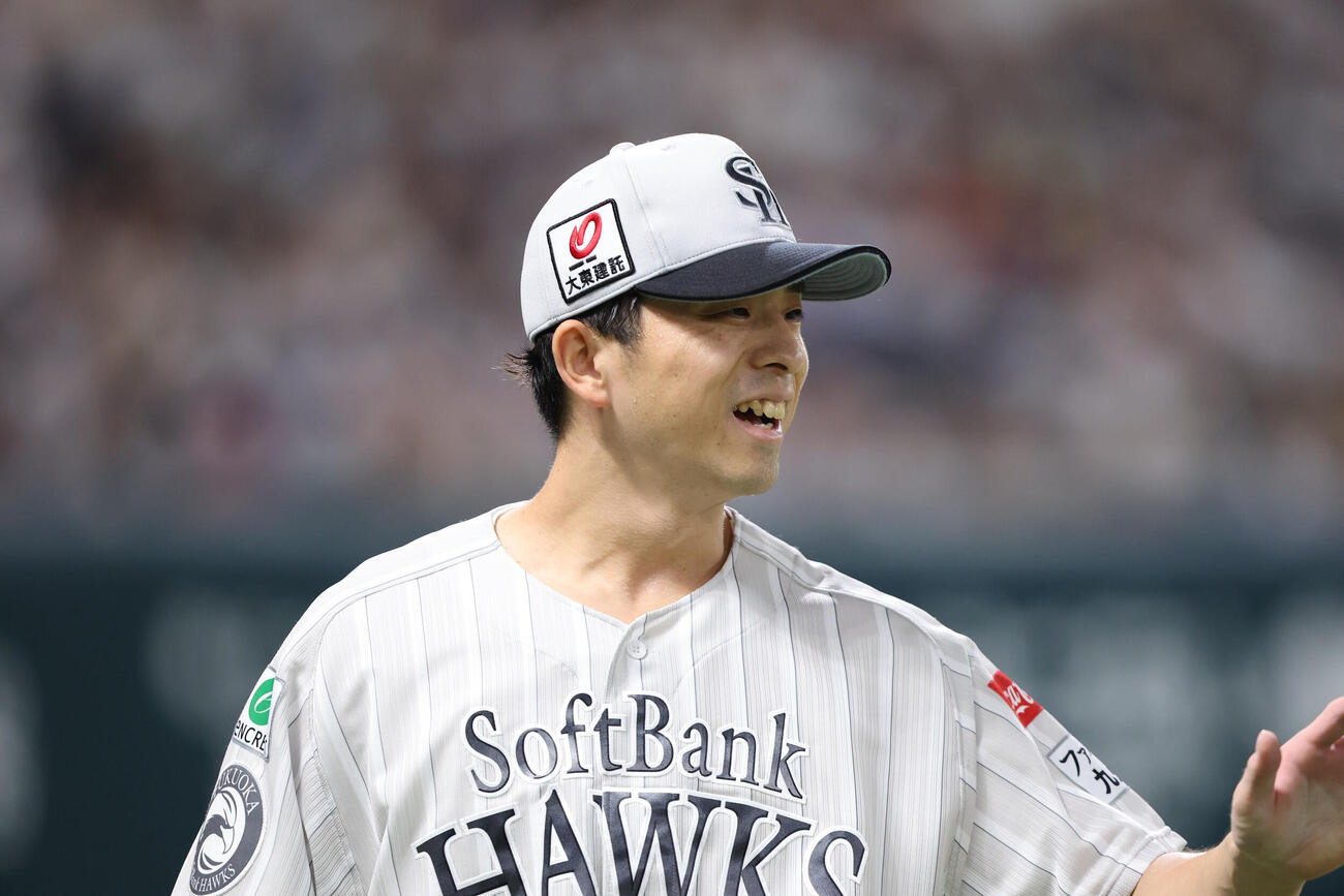 ソフトバンク対楽天　2回を投げ終えたソフトバンク先発の大関友久は笑顔で野手を迎える（撮影・梅根麻紀）