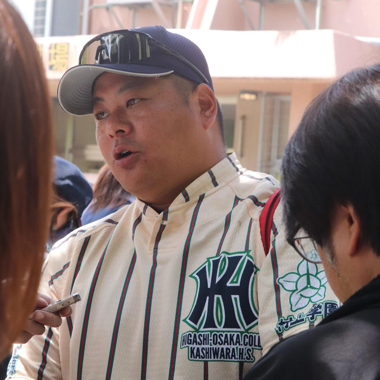 試合後、取材に応じる東大阪大柏原・土井健大監督（撮影・中島麗）