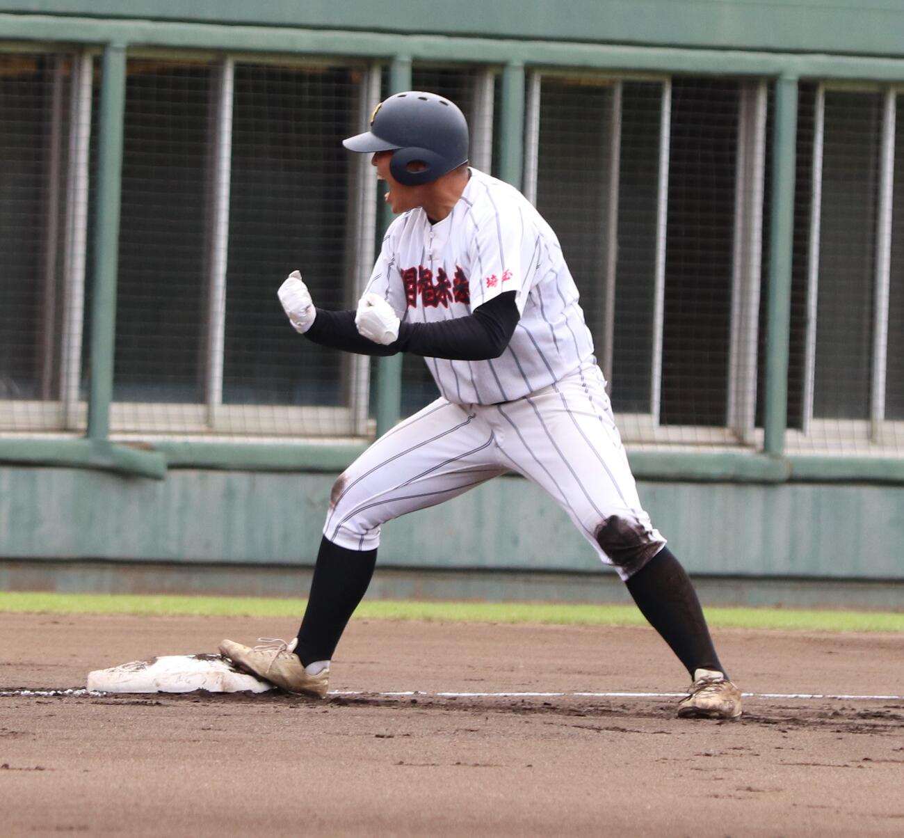 開智未来対北本　1回表無死二塁、適時三塁打を放ち塁上で喜ぶ開智未来・川上慧（撮影・会田京叶）