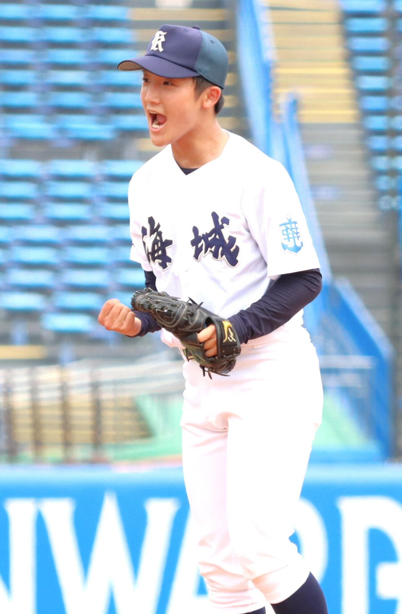 東東京大会2回戦　麻布対海城　3者凡退に抑えガッツポーズをする海城・渋谷武登（撮影・栗林真菜）