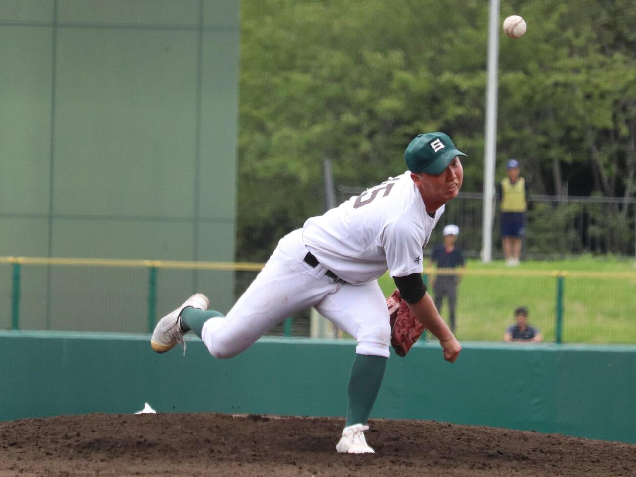 専大松戸対四街道　5回参考ながら完全試合を決めた専大松戸、先発の小俣太陽（撮影・保坂淑子）