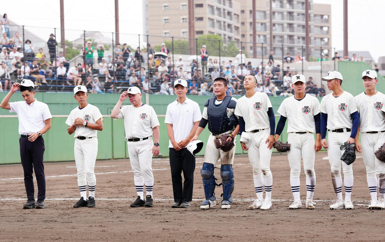 翔陽対日大三　5回コールド勝ちであいさつする日大三の選手たち。左から2人目は三木有造監督、同5人目は田中諒（撮影・江口和貴）