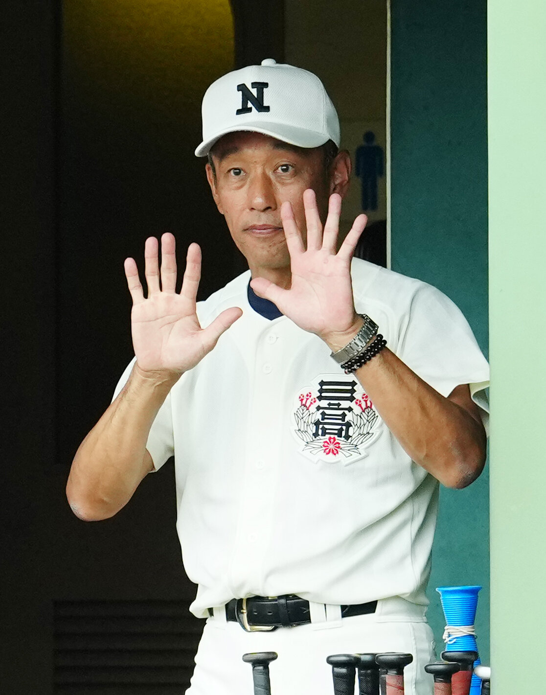 翔陽対日大三　ベンチから指示を出す日大三・三木有造監督（撮影・江口和貴）