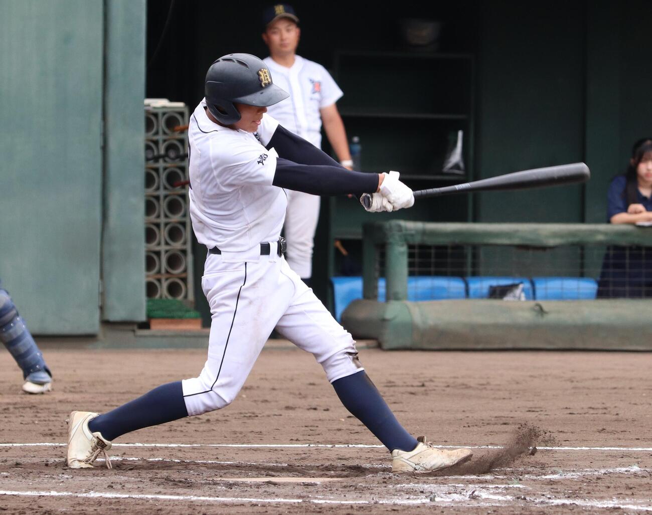 埼玉大会2回戦　連合C対浦和東　1回裏1死二、三塁、2点適時打を放つ浦和東・古沢悠月（撮影・会田京叶）