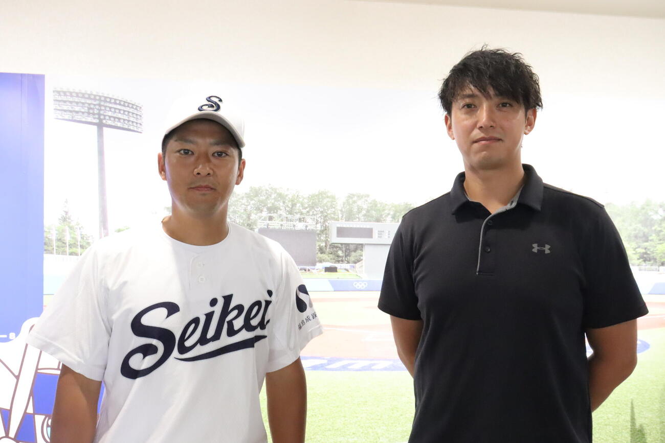 福島成蹊の斉藤監督(左)と元楽天の横山貴明外部コーチ