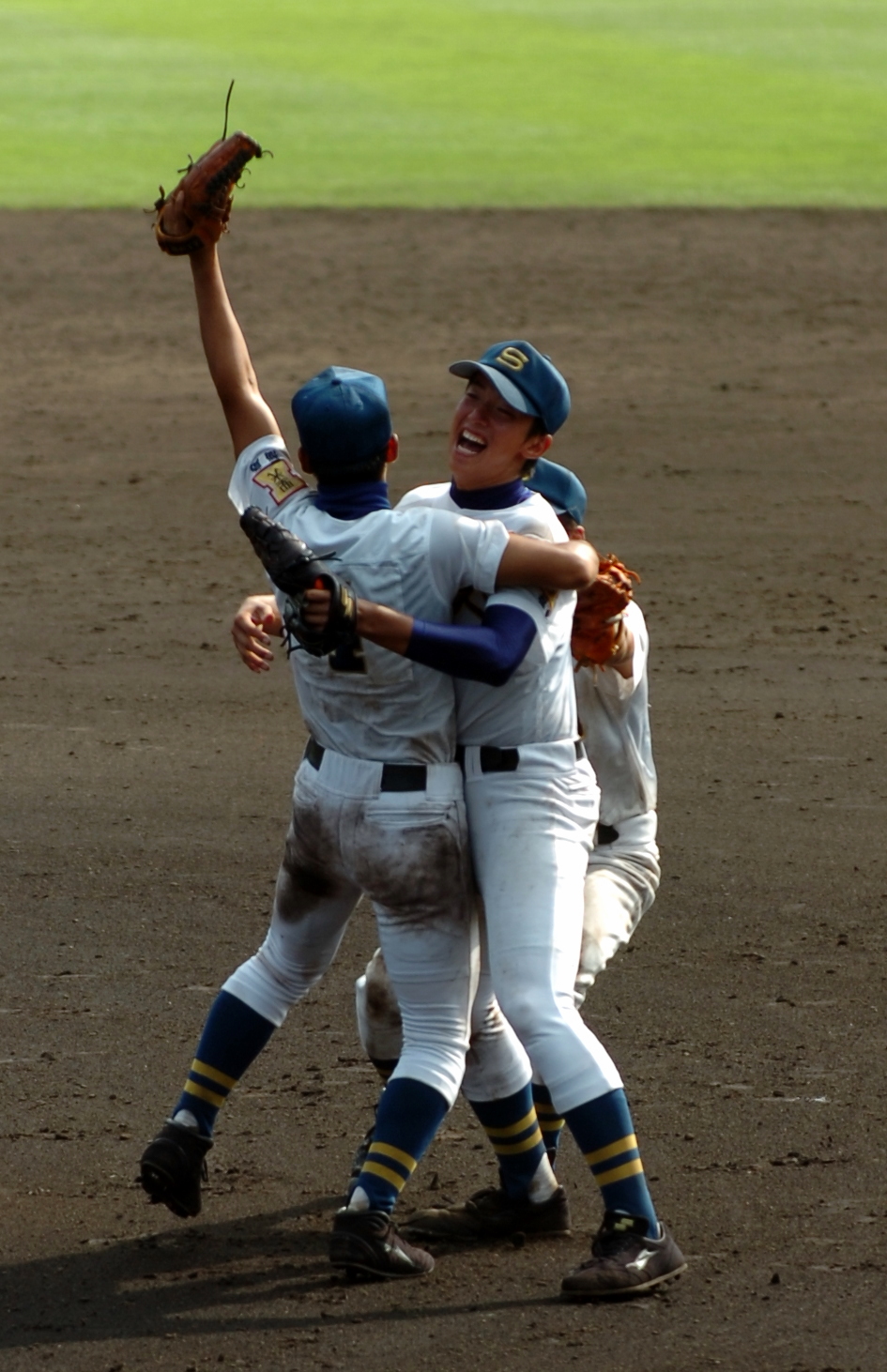 全国高校野球福島大会決勝　東日本国際大昌平ー聖光学院　3連覇の瞬間、斉藤晃平二塁手と抱き合うエース横山貴明（右）＝2009年7月25日