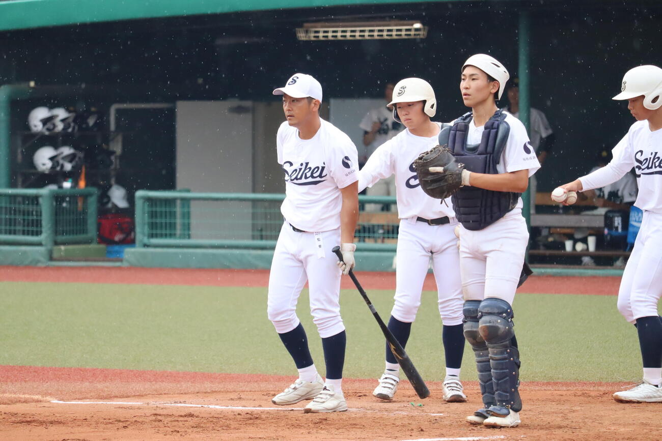 福島成蹊の斉藤監督(左)