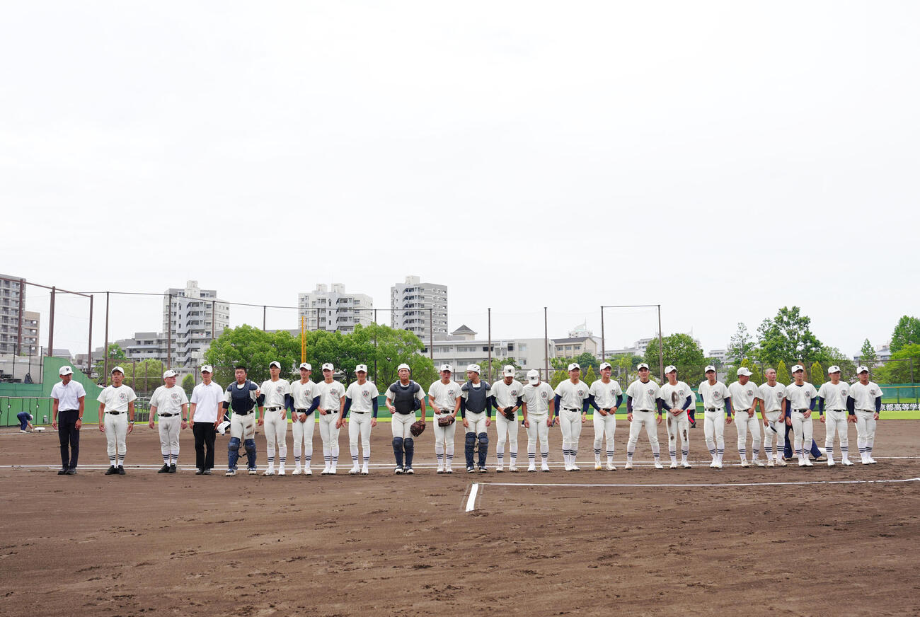 翔陽対日大三　試合前、整列し応援席にあいさつする日大三の選手たち（撮影・江口和貴）