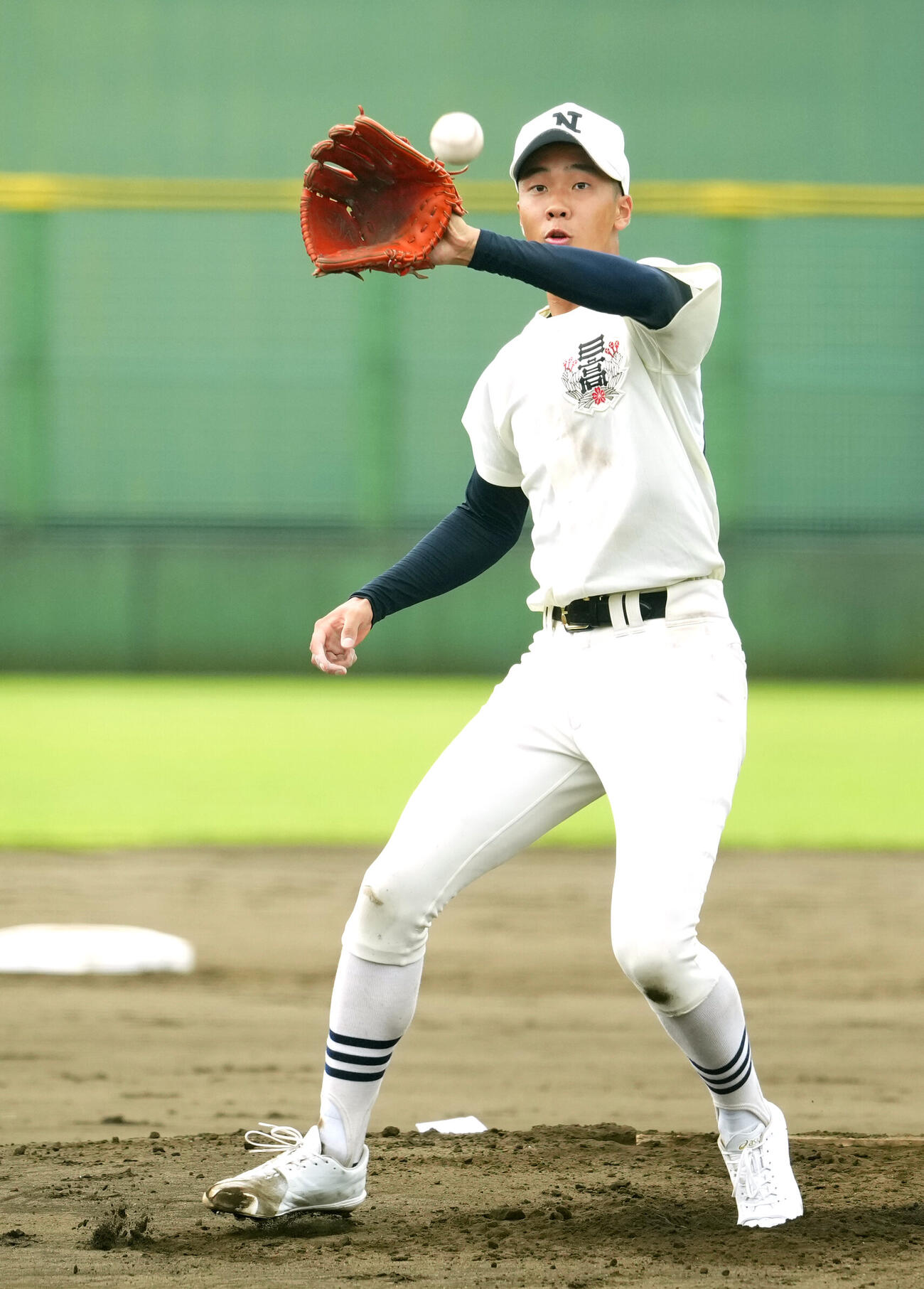 翔陽対日大三　2回表翔陽無死一塁、投ゴロとなった福田翔大の打球を捕球する溝大駕（撮影・江口和貴）