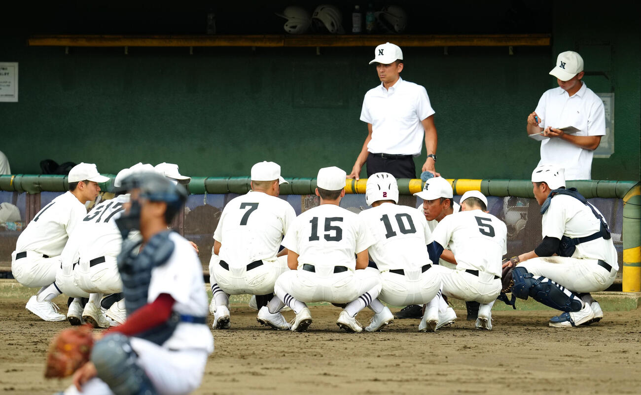 翔陽対日大三　2回表終了後、三木有造監督の話を聞く日大三の選手たち（撮影・江口和貴）