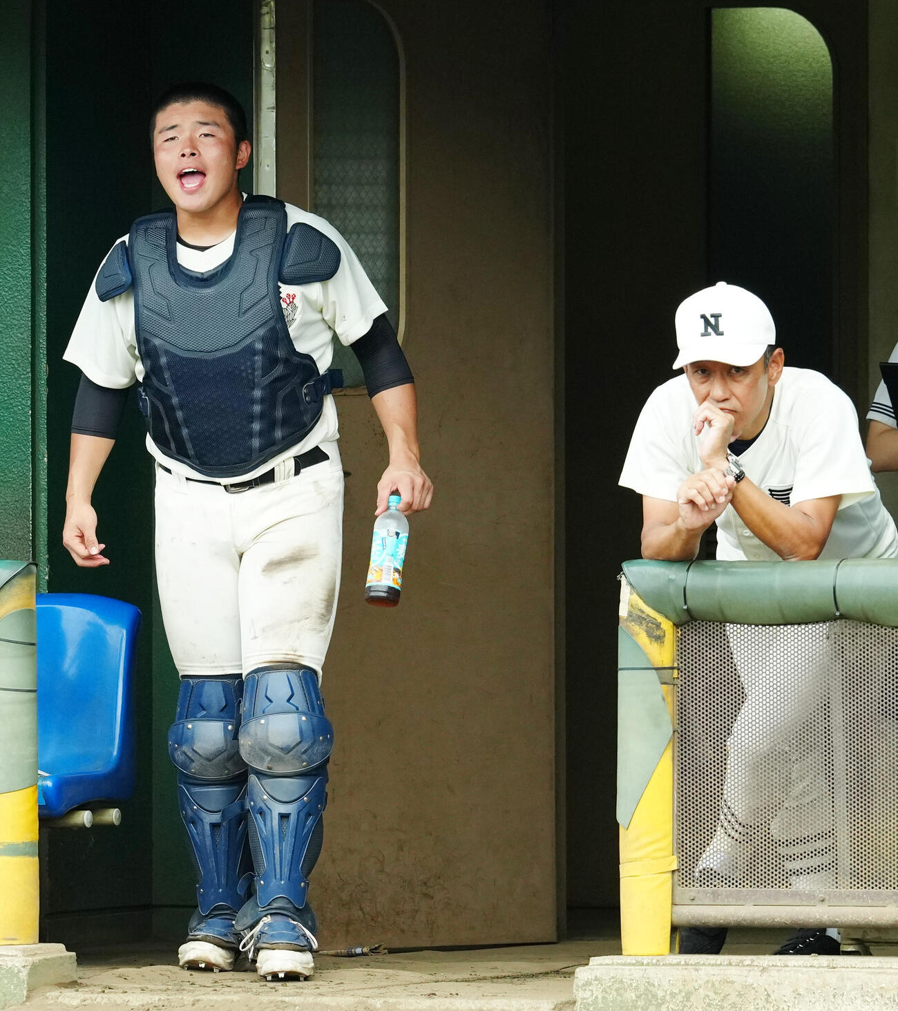 翔陽対日大三　ベンチから声を出す日大三捕手の田中諒（左）。右は三木有造監督（撮影・江口和貴）
