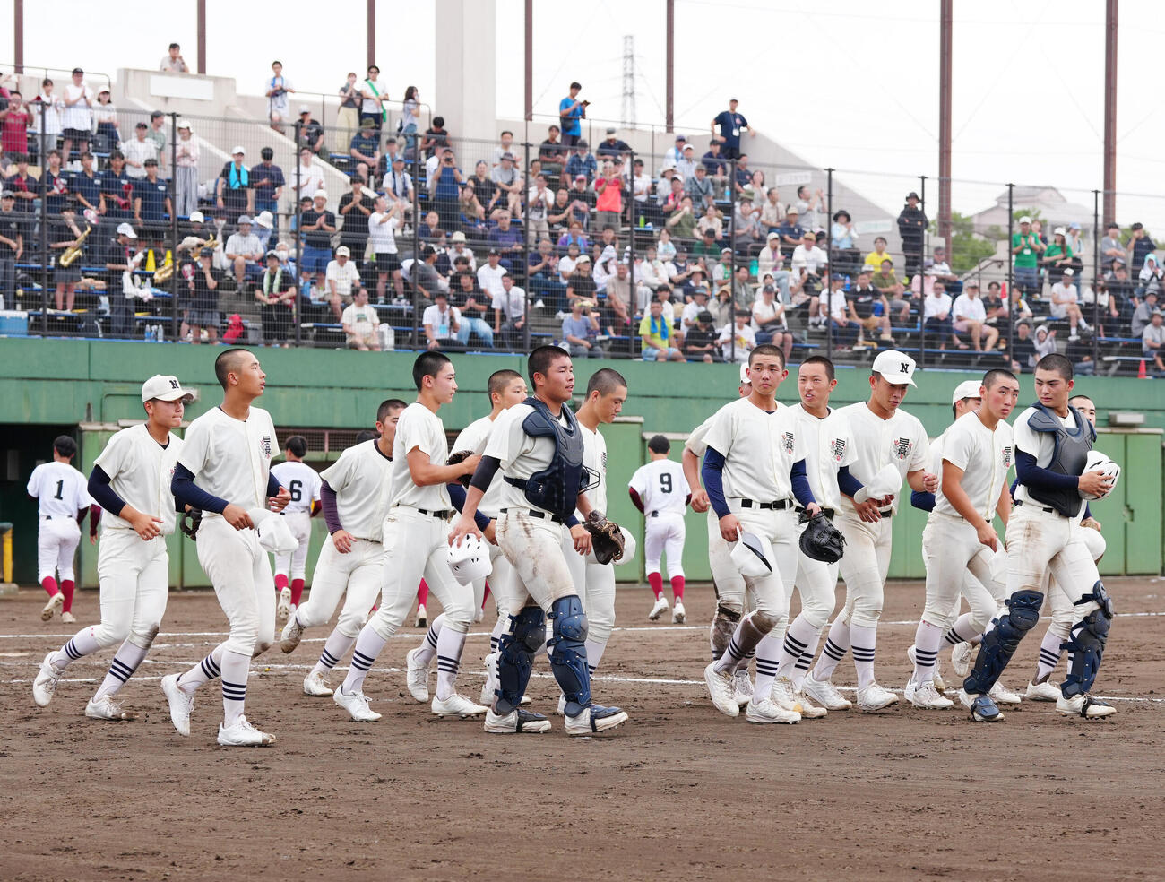 翔陽対日大三　5回コールド勝ちにあいさつに向かう日大三の選手たち（撮影・江口和貴）