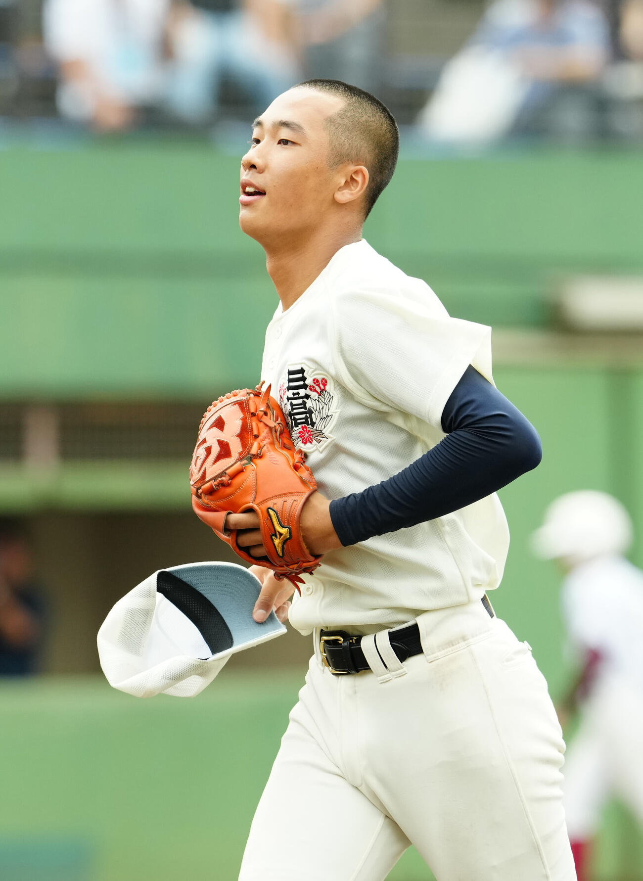 翔陽対日大三　1回表、ベンチに引き揚げる日大三先発の溝大駕（撮影・江口和貴）