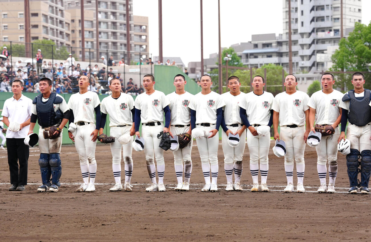 翔陽対日大三　5回コールド勝ちし、応援席にあいさつする田中諒（左から2人目）ら日大三の選手たち（撮影・江口和貴）