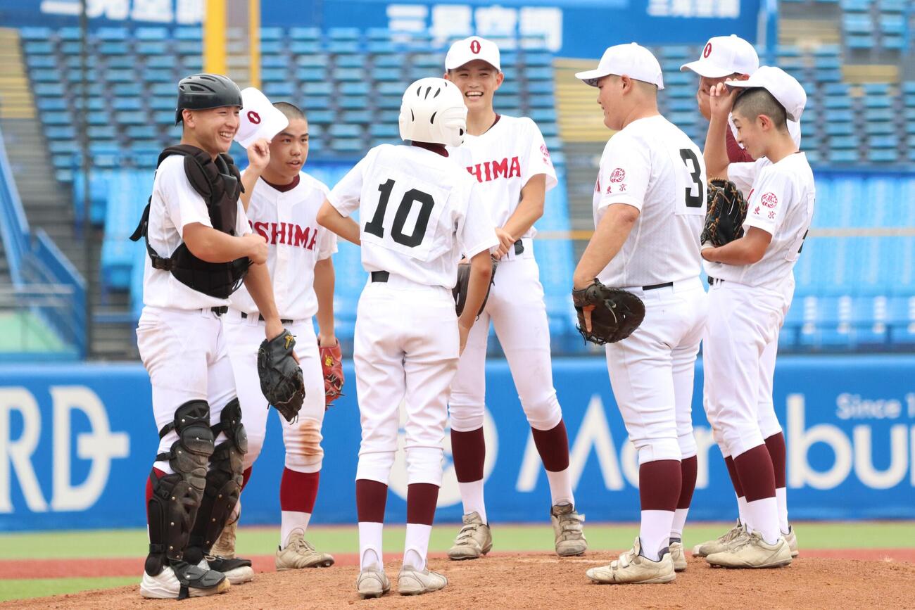 雪谷戦で笑顔でマウンドに集まる大島の選手たち（撮影・栗林真菜）