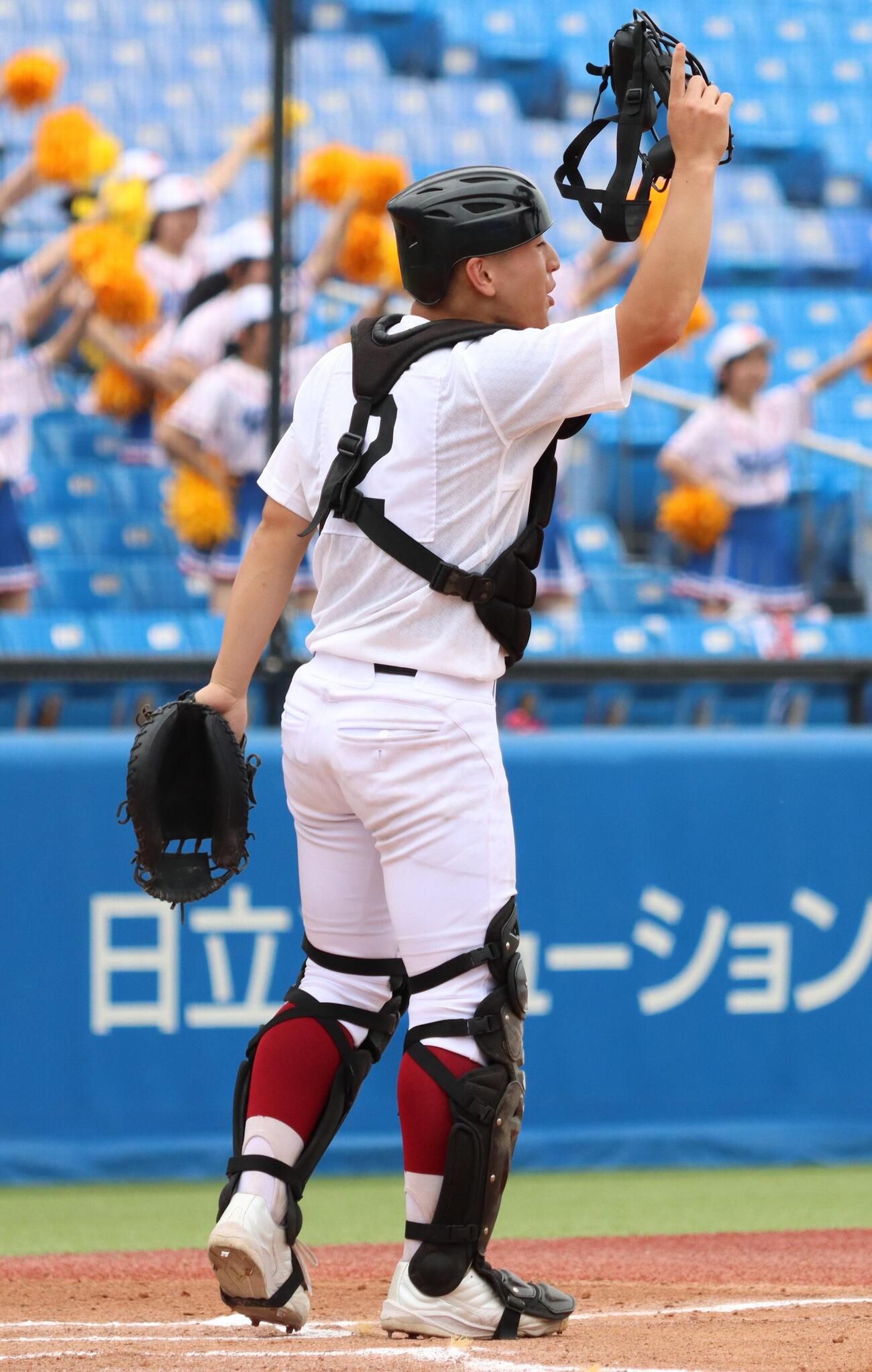 第108回全国高校野球東東京大会　2回戦　大島対雪谷　笑顔でマウンドに集まる大島の選手たち（撮影・栗林真菜）