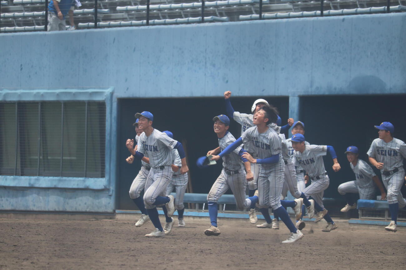 千里青雲対大産大付　初戦突破し喜ぶ千里青雲ナインら（撮影・佐藤妙月）