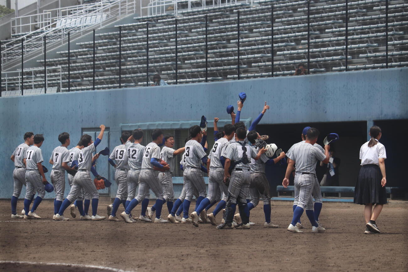 千里青雲対大産大付　初戦突破し喜ぶナインら（撮影・佐藤妙月）