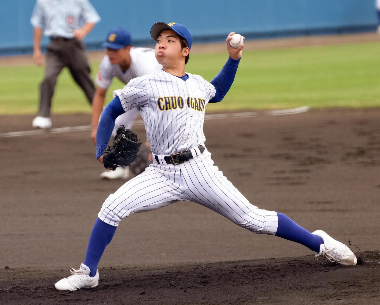 日大習志野対中央学院　中央学院先発の元西里駆（撮影・足立雅史）