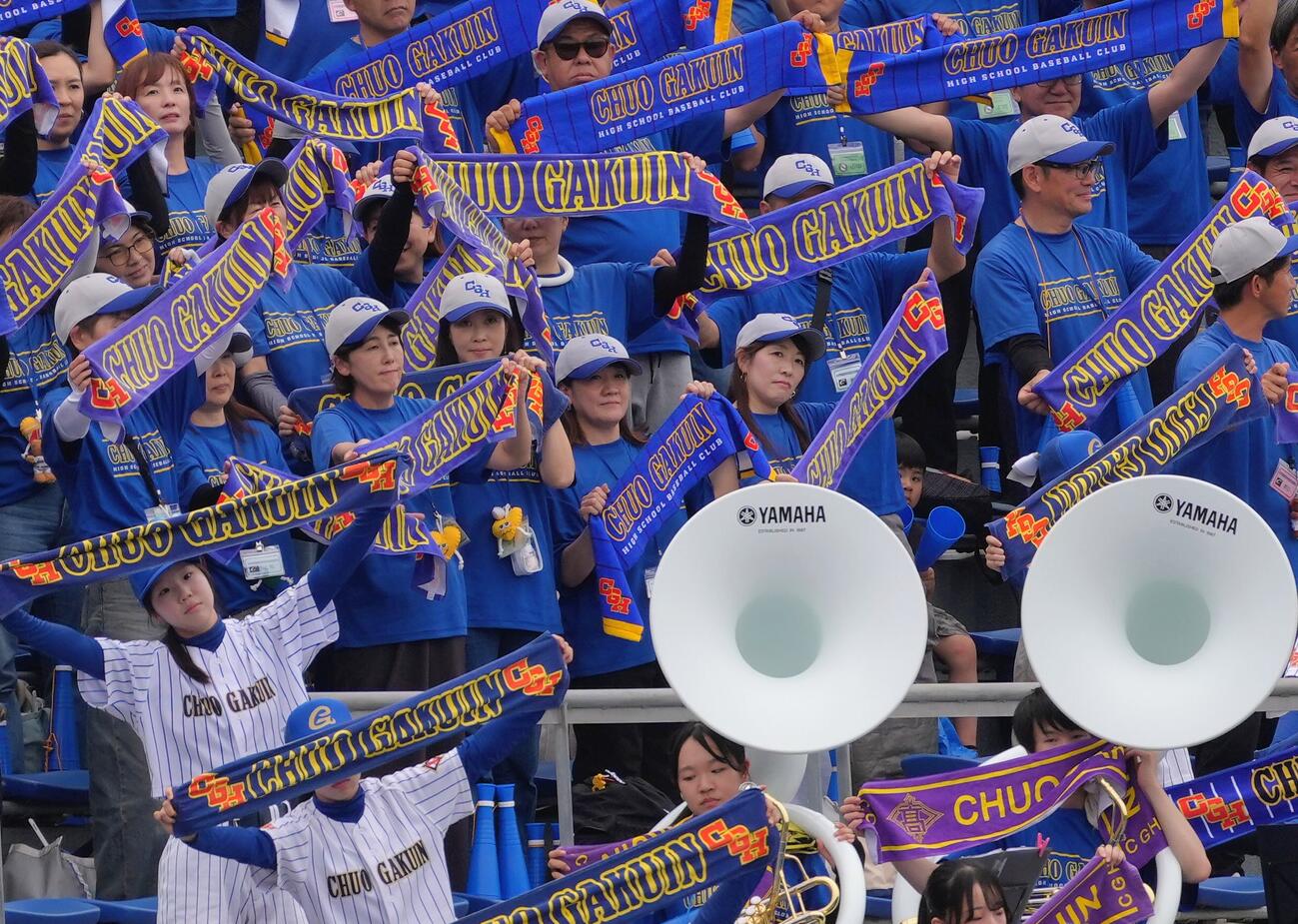 日大習志野対中央学院　試合を観戦する谷亮子さん（中央）（撮影・足立雅史）